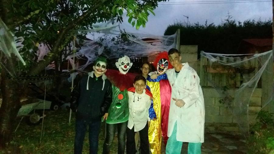 Los vecinos de Xivares también han celebrado este martes su particular fiesta de Halloween, en la que han participado unos 200 niños