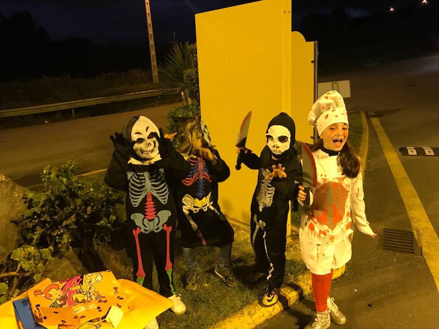 Los vecinos de Xivares también han celebrado este martes su particular fiesta de Halloween, en la que han participado unos 200 niños