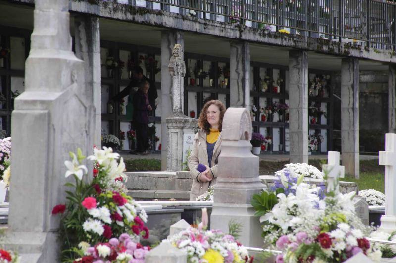 Los cementerios asturianos registran este miércoles una gran afluencia con motivo del Día de Todos los Santos
