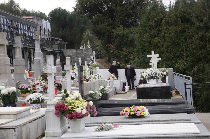 Los cementerios asturianos registran este miércoles una gran afluencia con motivo del Día de Todos los Santos