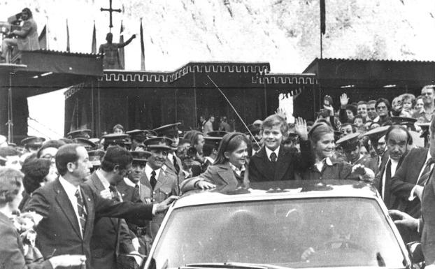 Don Felipe saluda al término del acto junto a las infantas, con el rey JuanCarlos al volante acompañado de la reina Sofía. 
