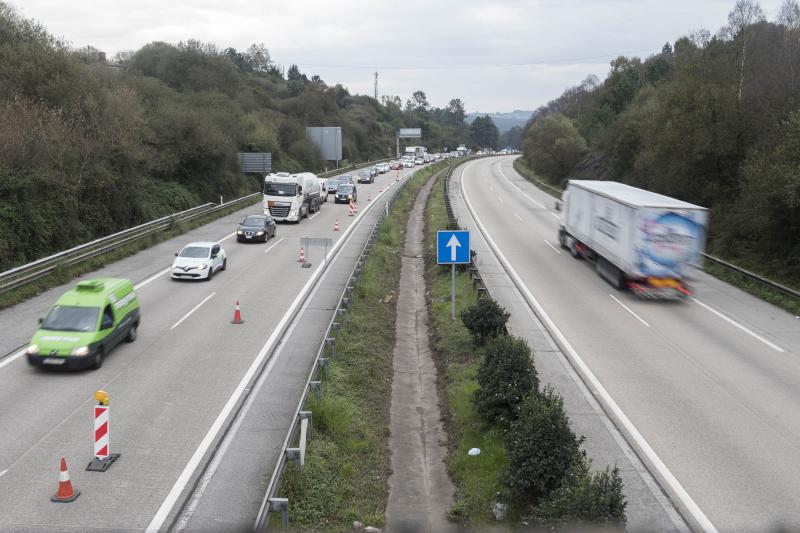 Retenciones en la autovía del Cantábrico por obras en Montico
