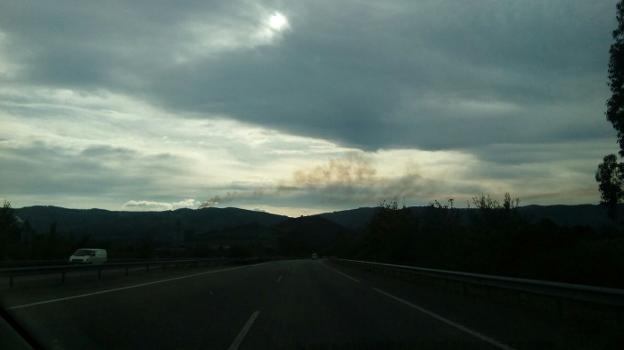 Al fondo a la izquierda, foco del incendio forestal. :: S. G. A.