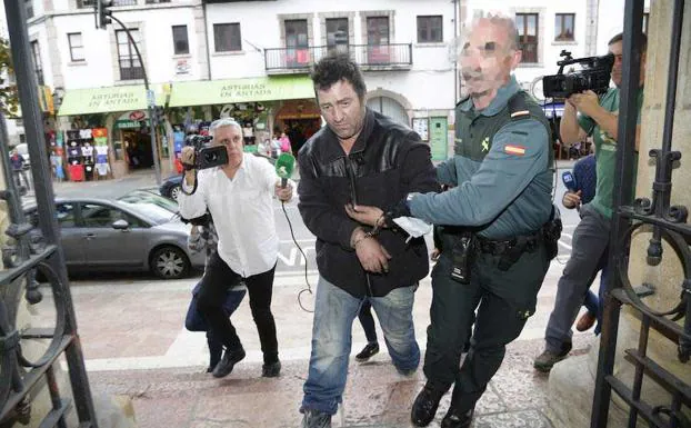 El detenido llega a los juzgados de Cangas de Onís.