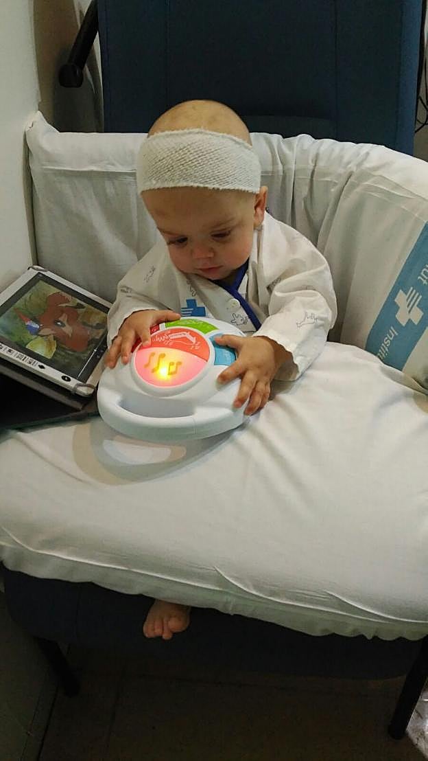 Rubén Menéndez, en su cámara de aislamiento, en los días posteriores a la operación. 