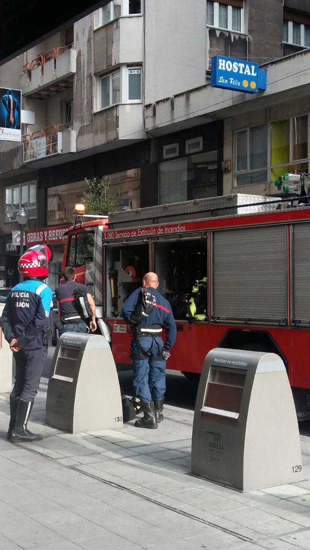 Bomberos y policías, en la calle de Donato Argüelles. :: S. PELÁEZ