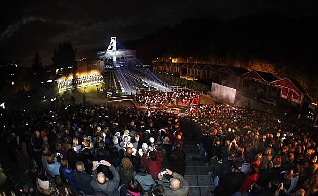 El recuerdo de los mineros fallecidos abarrota el pozo Sotón
