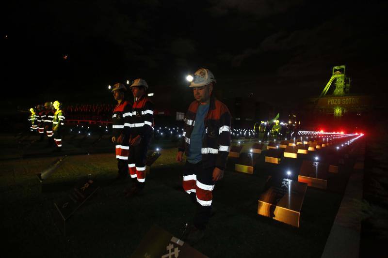 Multitudinario homenaje en el pozo Sotón a los mineros fallecidos