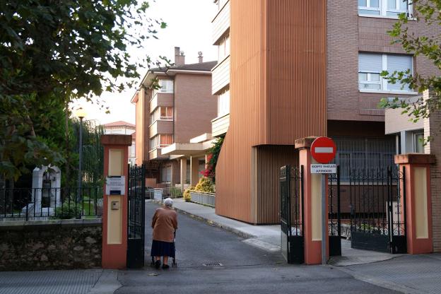 Una anciana accede al recinto de la residencia Faustino Sobrino de Llanes. 