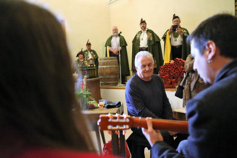 La Buena Cofradía de los Siceratores ha celebrado su cuarto Gran Capítulo, en el que han sido nombrados cofrades de honor de la Sidra Víctor Manuel, Lisardo Lombardía y Las Guisanderas. 