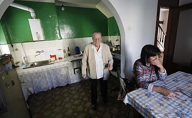 Carmen Méndez y Elena García, apesadumbrada por la situación, en una de las viviendas. 