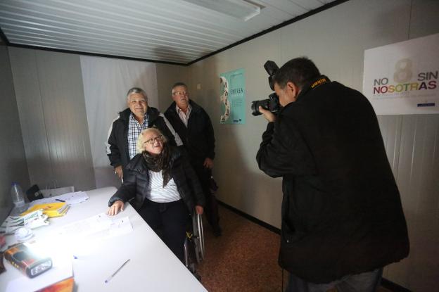 Tres ciudadanos, en el 'photocall' de la Asociación de Mujeres Separadas y Divorciadas de Asturias, en El Parchís. 