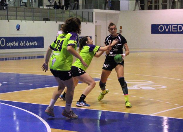 Estefanía, ante dos jugadoras pucelanas, en una acción del partido jugado en el Florida Arena. 