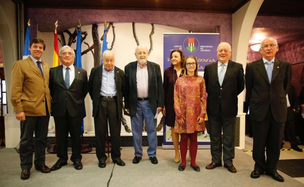 Galardonados y autoridades en la Fiesta Literaria de la Mar de Amigos de Cudillero. 