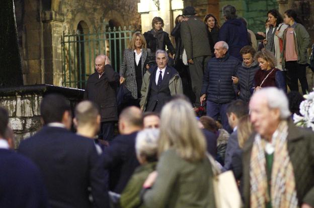 Marcelo Campanal, en el centro, ayer a su salida de la iglesia. 