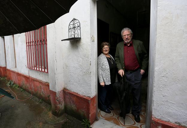 Violeta Suárez y su marido José Manuel Iglesias, ayer, en la entrada de su vivienda. 