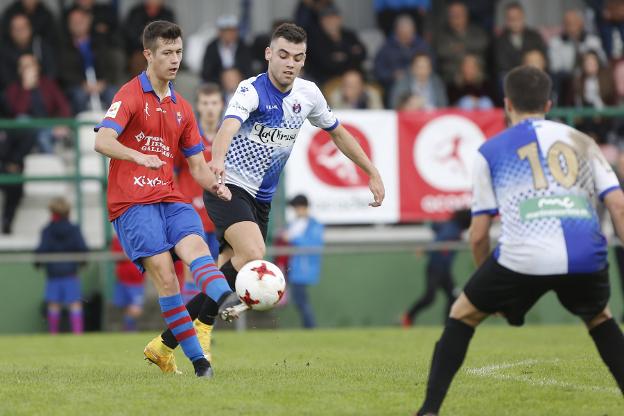 El cearista Juanín, goleador ayer, golpea el balón. 