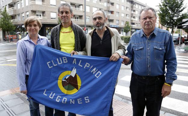 Miembros del Club Alpino Lugones junto a su sede.