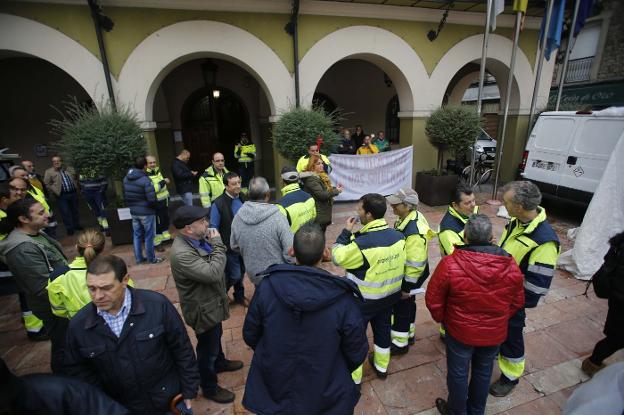 Protesta de los trabajadores municipales. :: ROMÁN