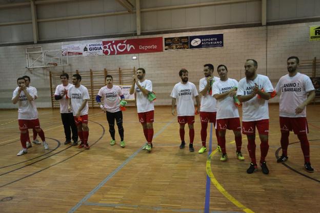 Los jugadores de La Tonada se solidarizaron antes del partido con su compañero lesionado. 