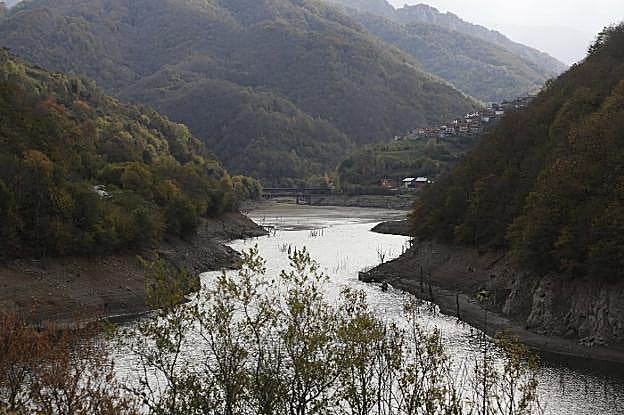 La sequía se percibe en el pantano de Tanes, con solo 19 hectómetros cúbicos de agua almacenada. 