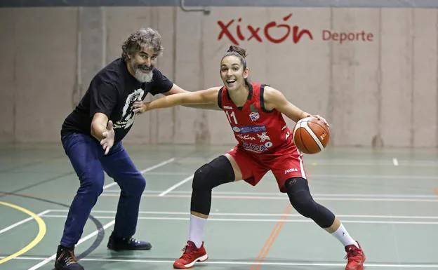 Pepe Calvelo defiende un ataque de su hija Claudia en el pabellón de La Tejerona. 