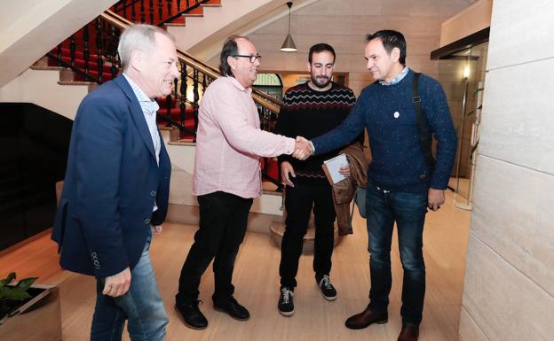 Aurelio Martín (IU) y Mario Suárez del Fueyo (XSP) reciben en el Consistorio gijonés a Inaciu Galán (Iniciativa pol Asturianu) y Xoxé Candel (Xunta pola Defensa de la Llingua). 