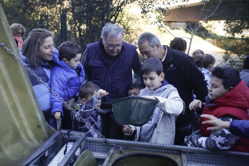 Escolares sueltan 5.000 alevines de trucha en el Nalón