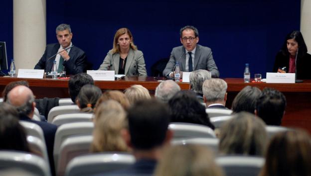 De izquierda a derecha, el director territorial de Caixabank, Marc Benhamou; la directora del IDEPA, Eva Pando; el vicepresidente de Aefas, Jorge Suárez, y la concejala de Hacienda de Gijón Ana Braña. 