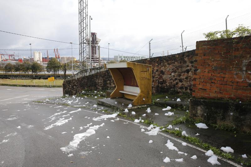 El barrio quedó prácticamente cubierto esta mañana de una espuma blanca que en algunas zonas alcanzó los dos metros de altura