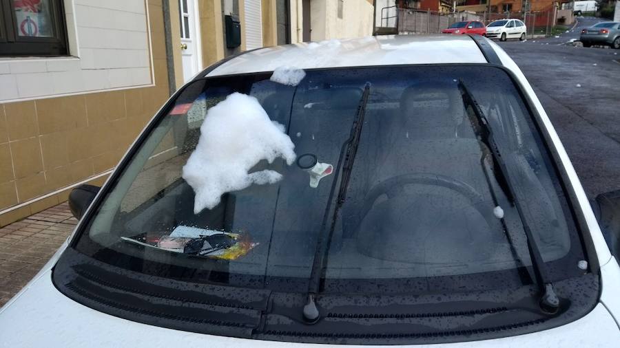 El barrio quedó prácticamente cubierto esta mañana de una espuma blanca que en algunas zonas alcanzó los dos metros de altura