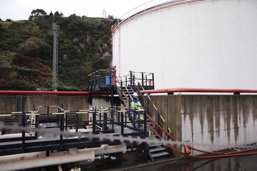 El barrio quedó prácticamente cubierto esta mañana de una espuma blanca que en algunas zonas alcanzó los dos metros de altura
