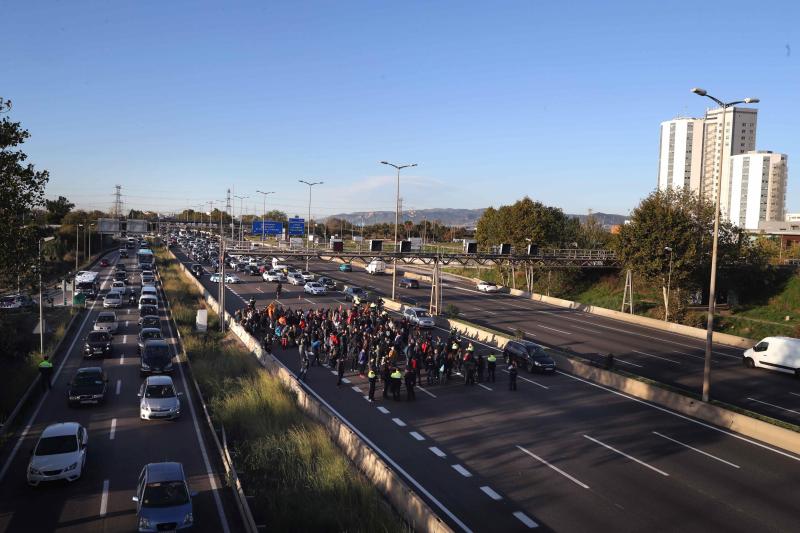 Los piquetes provocan cortes en una treintena de carreteras catalanas 