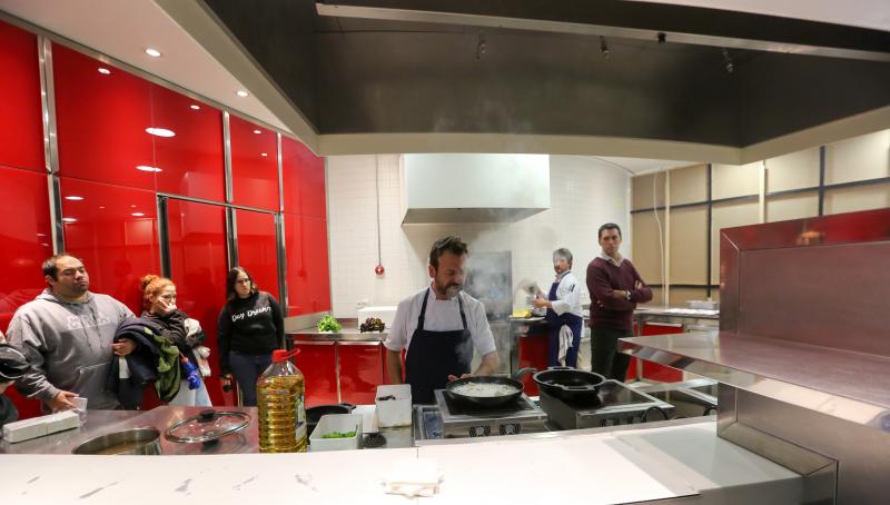 El chef Nacho Manzano preparó varias recetas con anguilas procedentes de acuicultura en la torre del Niemeyer ante una treintena de personas, que pudieron luego degustar las propuestas del estrella Michelin.