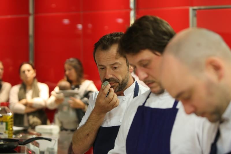 El chef Nacho Manzano preparó varias recetas con anguilas procedentes de acuicultura en la torre del Niemeyer ante una treintena de personas, que pudieron luego degustar las propuestas del estrella Michelin.