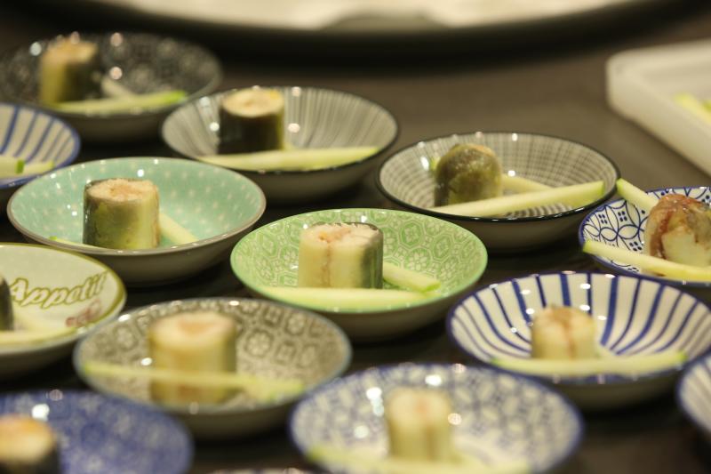 El chef Nacho Manzano preparó varias recetas con anguilas procedentes de acuicultura en la torre del Niemeyer ante una treintena de personas, que pudieron luego degustar las propuestas del estrella Michelin.