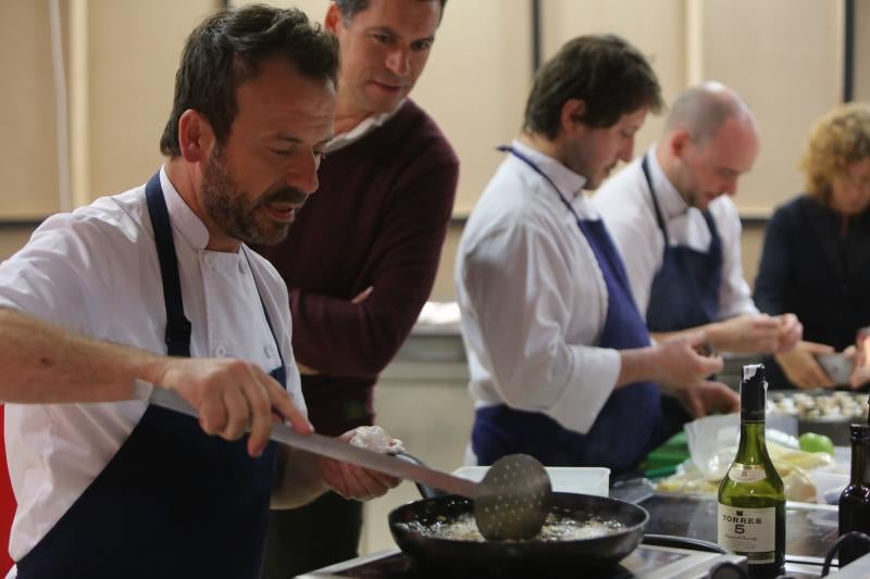 El chef Nacho Manzano preparó varias recetas con anguilas procedentes de acuicultura en la torre del Niemeyer ante una treintena de personas, que pudieron luego degustar las propuestas del estrella Michelin.
