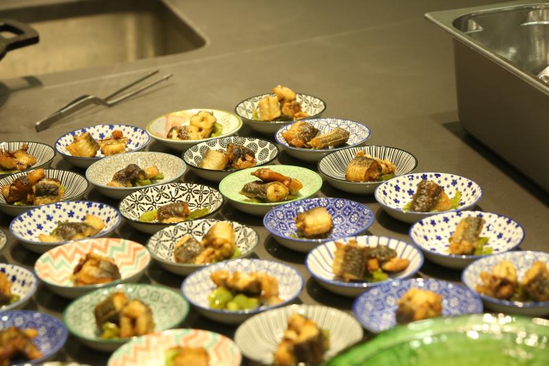 El chef Nacho Manzano preparó varias recetas con anguilas procedentes de acuicultura en la torre del Niemeyer ante una treintena de personas, que pudieron luego degustar las propuestas del estrella Michelin.