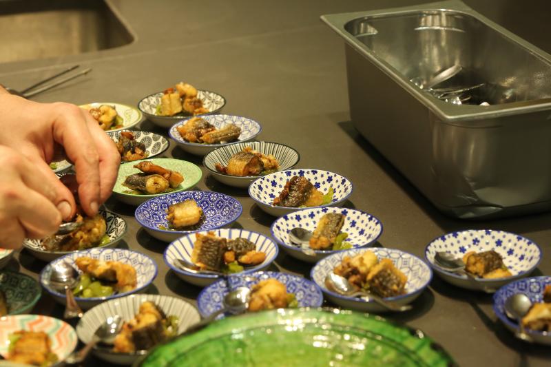 El chef Nacho Manzano preparó varias recetas con anguilas procedentes de acuicultura en la torre del Niemeyer ante una treintena de personas, que pudieron luego degustar las propuestas del estrella Michelin.