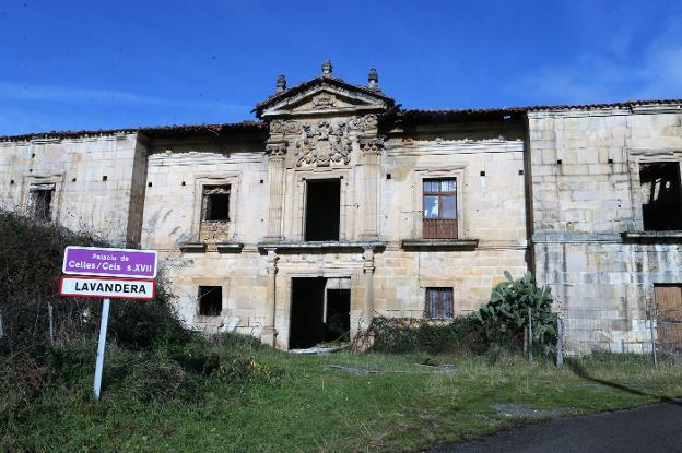 Vista de la fachada principal del Palacio de la Torre de Celles, un edificio que data del siglo XVII y que se encuentra en estado de ruina. 