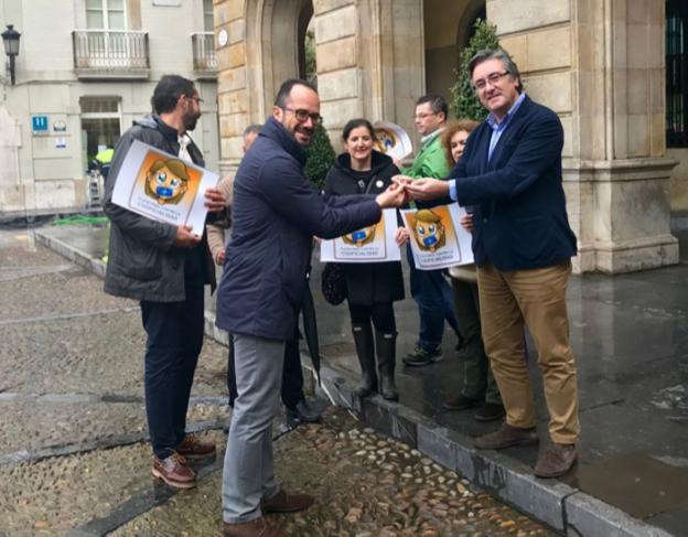 La protesta de Gijón reúne a media docena de personas