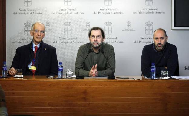 El portavoz de Podemos en la Junta, Emilio León, junto al presidente de la Ópera de Oviedo, Jaime Martínez, y su director general, Javier Menéndez.