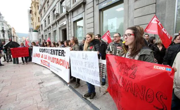 Trabajadores del 'Contact Center' de Liberbank, en mayo durante una concentración en Oviedo.