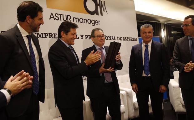 Sabino García recogiendo el premio junto a Pedro Luis Fernández, Javier Fernández, Belarmino Feito y Fernando Couto.