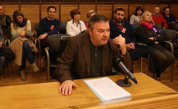 El presidente de la Academia, Xose Antón González Riaño, intervino en el Pleno del Ayuntamiento de Gijón. 