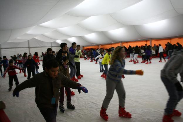 Patinadores en una de las últimas ocasiones que se disfrutó de la pista de hielo en Avilés. 