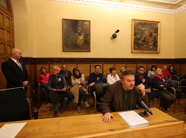 El presidente de la Academia, Xose Antón González Riaño, intervino en el Pleno del Ayuntamiento de Gijón. 