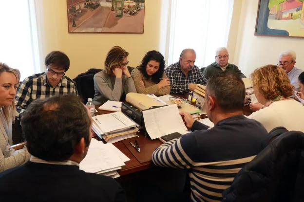 La alcaldesa de Lena, Gema Álvarez; Juan Ponte, edil de Mieres; tres técnicos municipales; el alcalde de Ribera de Arriba, José Ramón García, y el presidente de Asturcentral,  Luis Núñez.. 