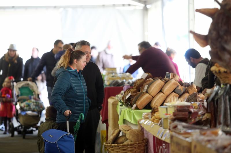 Los vecinos disfrutan de esta cita en la que no faltan las actividades infantiles y el reparto de castañas y sidra dulce