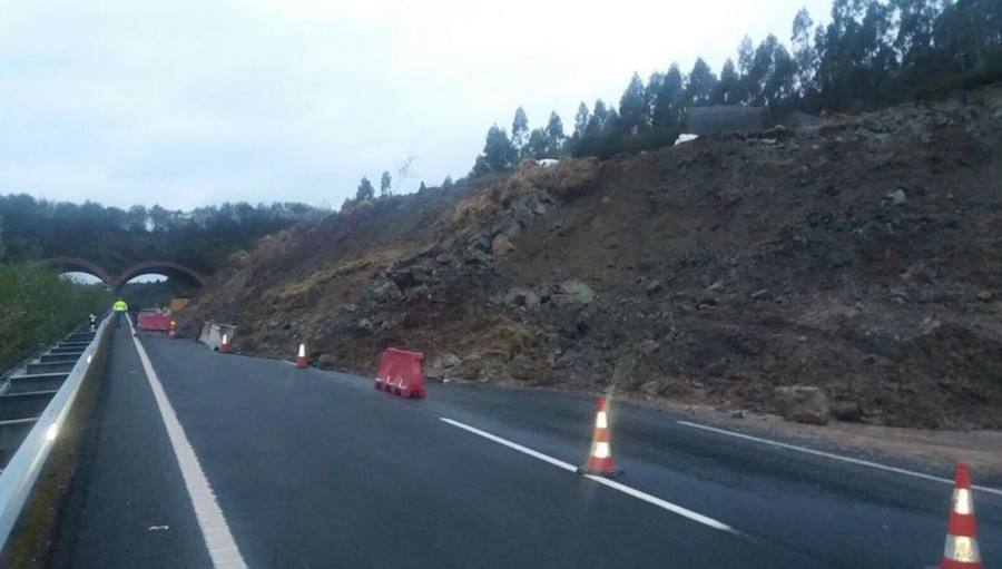 Un espectacular argayo de 80 metros de ancho corta la A-8 en Cantabria